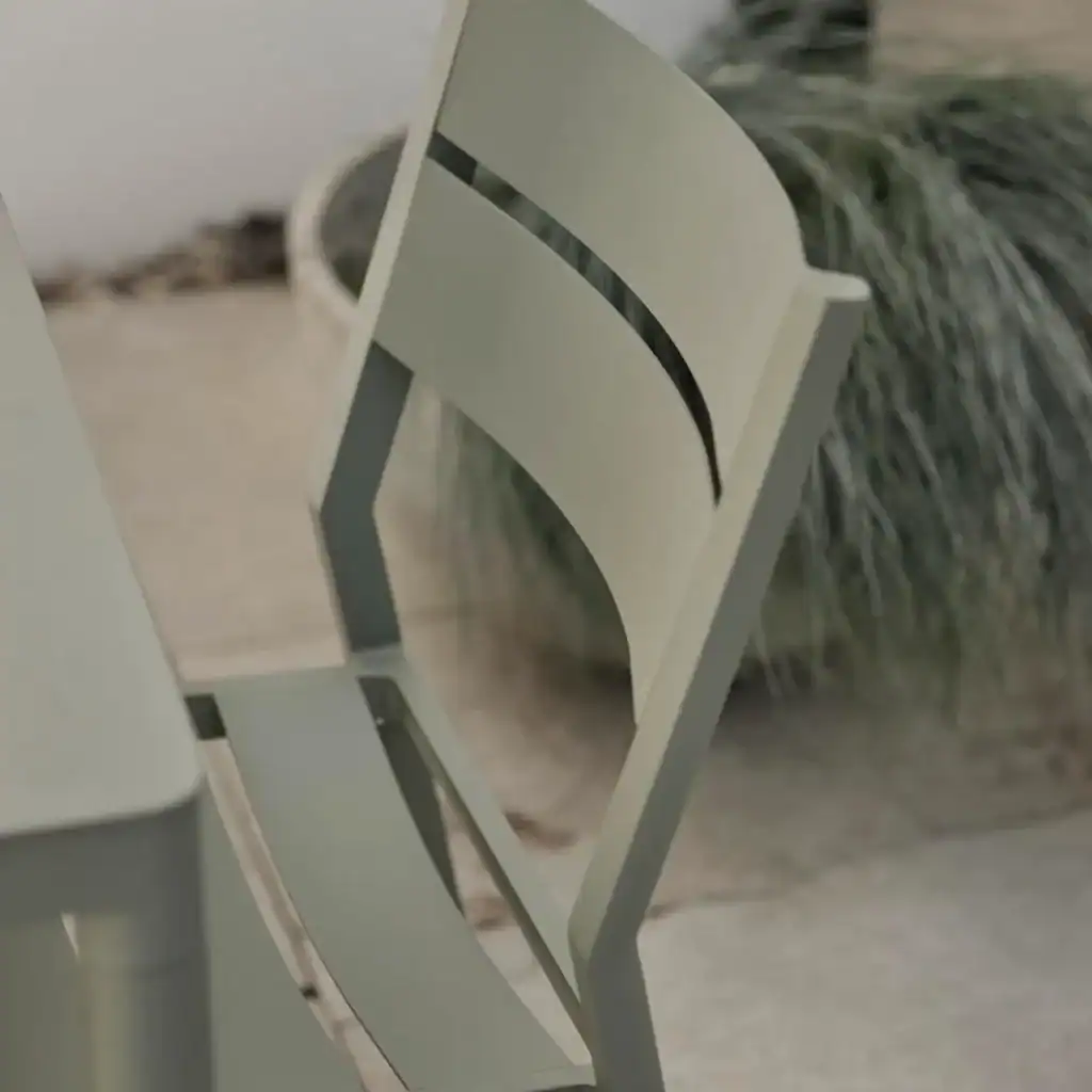 Närbild på ryggstödet hos DELIA matstol dusty green från Brafab.