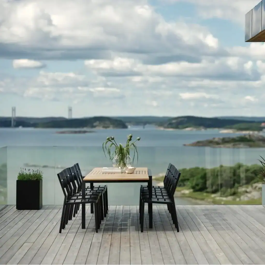 Två svarta DELIA matstolar vid ett bord med havsutsikt