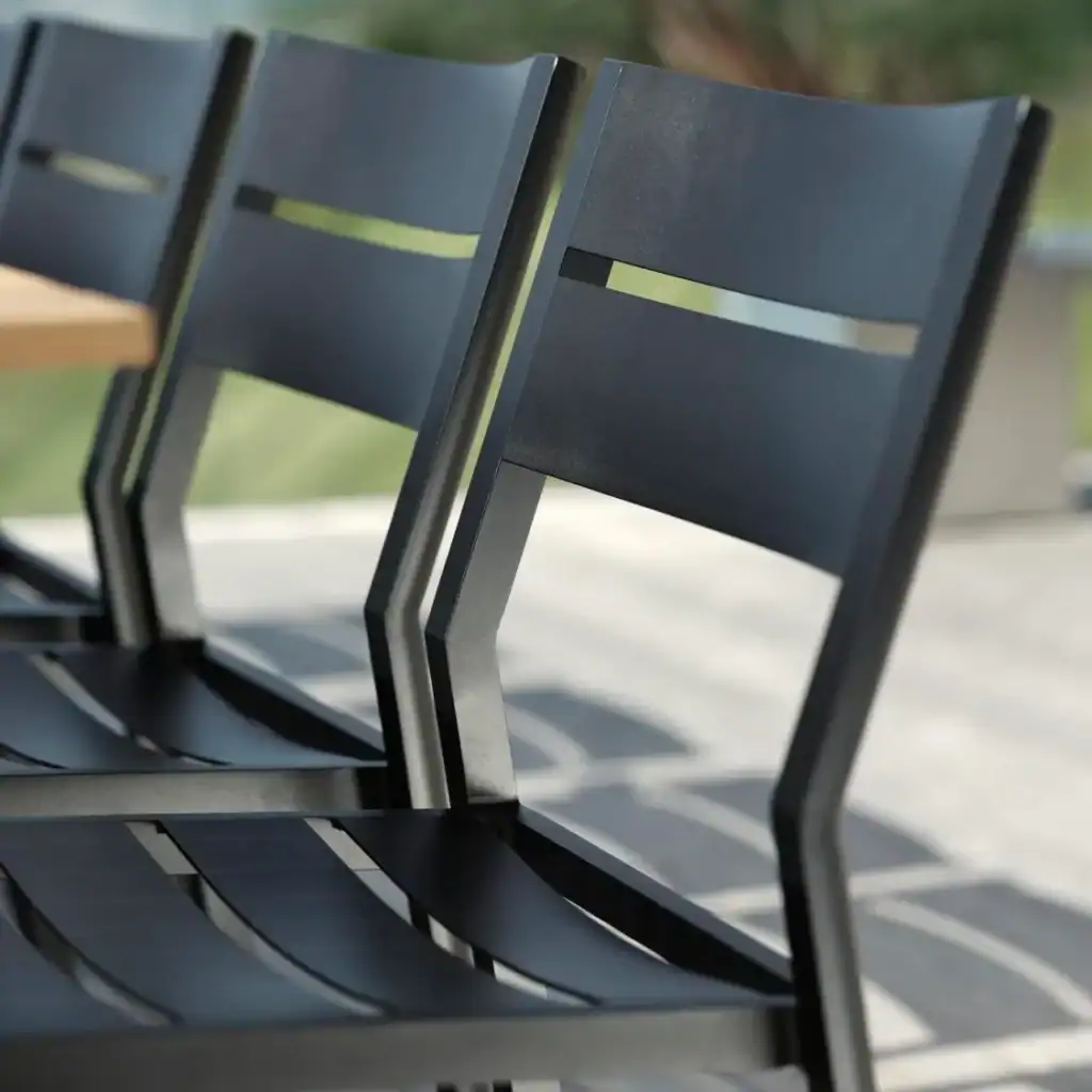 Närbild på ryggstödet hos svarta DELIA matstolar