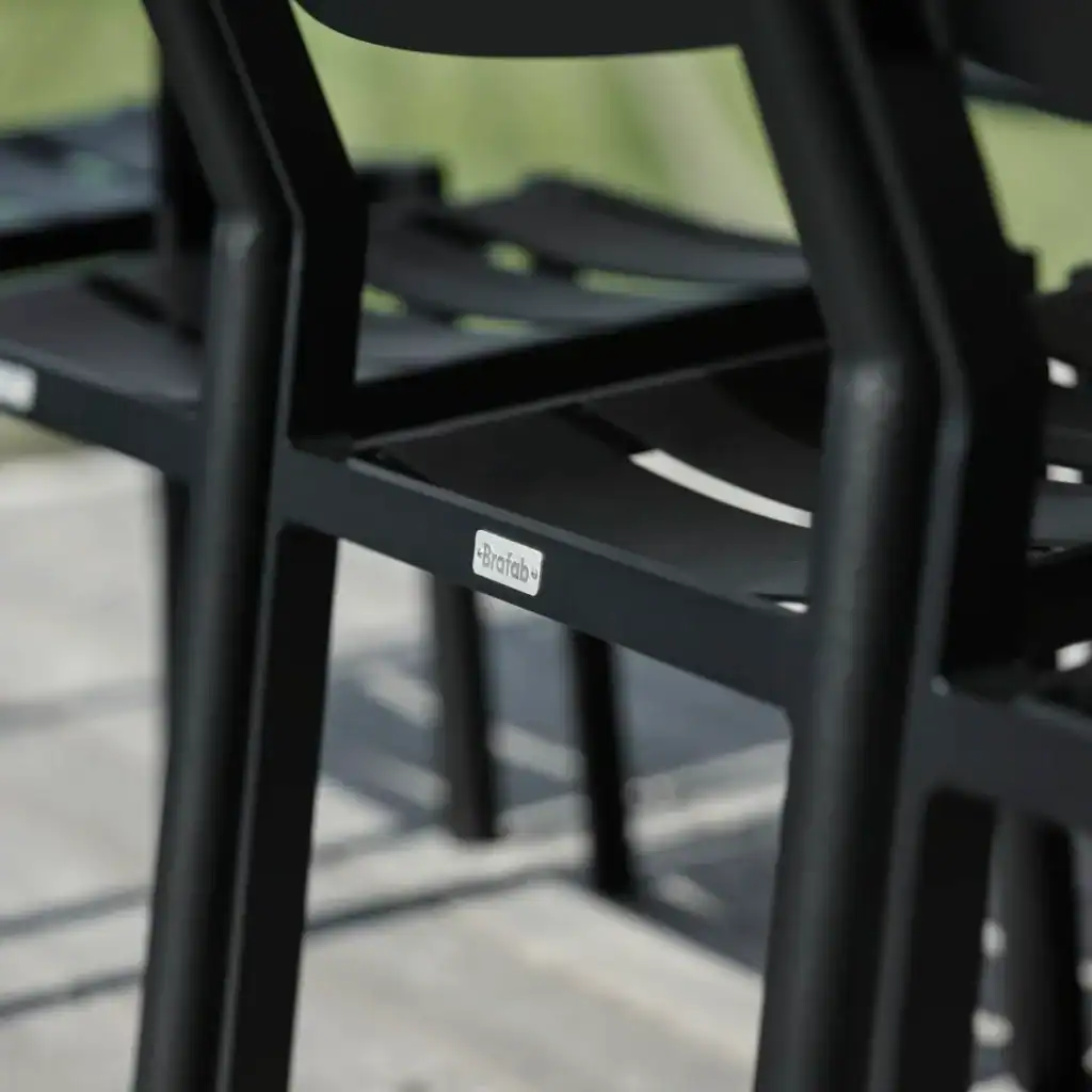 Närbild på Brafab-logotypen på DELIA matstolens stomme