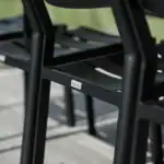 Närbild på Brafab-logotypen på DELIA matstolens stomme