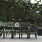 Utegrupp med DELIA matstolar i svart uppställda på rad vid ett bord