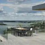 DELIA matstolar i svart på stor altan med utsikt över hav och natur