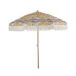 Parasoll Gatsby blommig 185 cm från Brafab med lutningsfunktion, fransdetaljer och retroinspirerat tyg i gult, vitt och blått.