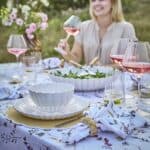 Dukat bord med serveringsfat i elfenben från Affari of Sweden i sommarmiljö