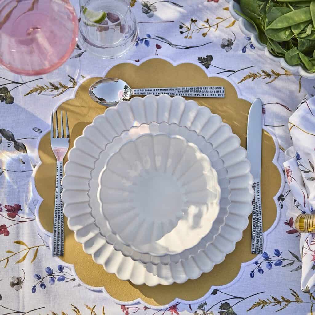 Dukning med HULDA tallrikar och serveringsfat i elfenben från Affari of Sweden