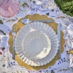 Dukning med HULDA tallrikar och serveringsfat i elfenben från Affari of Sweden