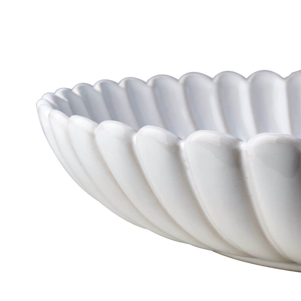 Närbild av vågig kant på serveringsfat i elfenben från Affari of Sweden