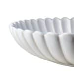 Närbild av vågig kant på serveringsfat i elfenben från Affari of Sweden