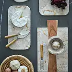 Serveringsinspiration med produkter i beige butterscotch-marmor från Affari of Sweden, inklusive skärbräda THYME.