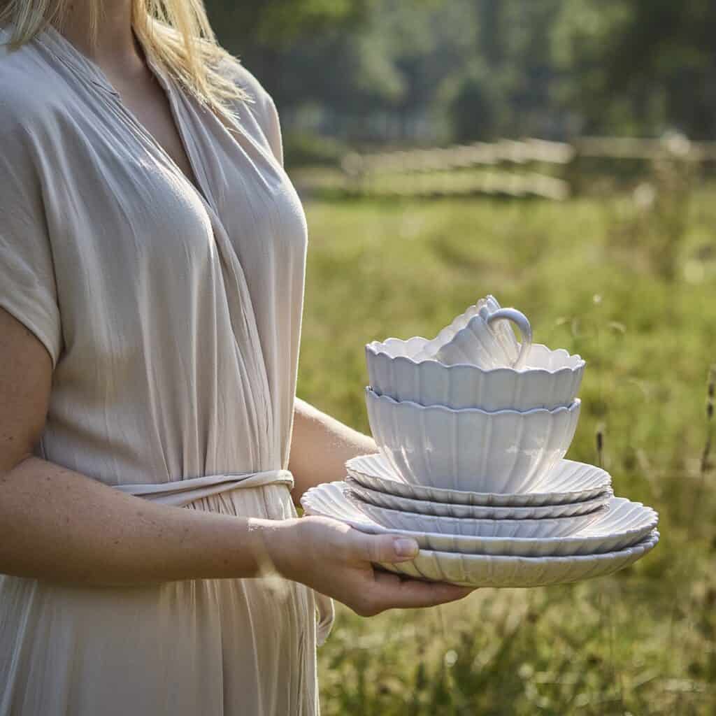 HULDA serie från Affari of Sweden – kopp, skålar och tallrikar i elfenben stengods i naturnära miljö