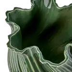 Närbild av vågig kant på TWIST vas i grönt stengods