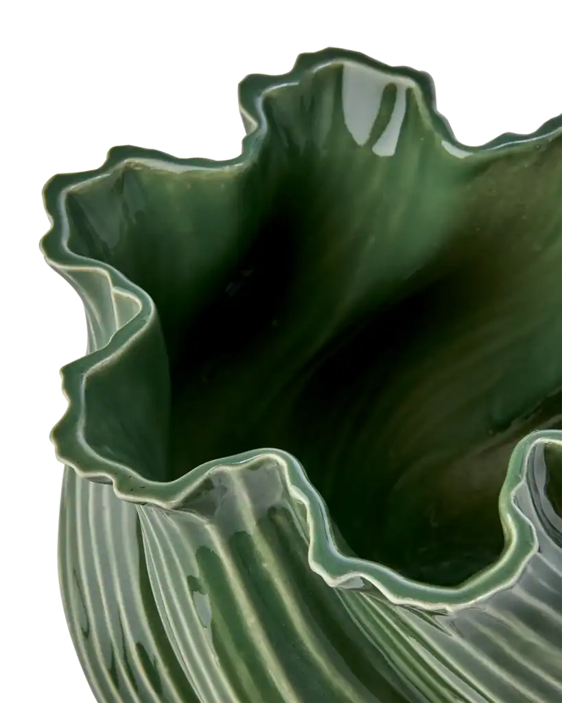 Närbild av vågig kant på TWIST vas i grönt stengods