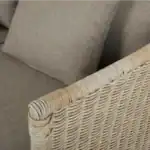 Närbild på armstödet till fåtölj beige Brafab Aster i konstrotting