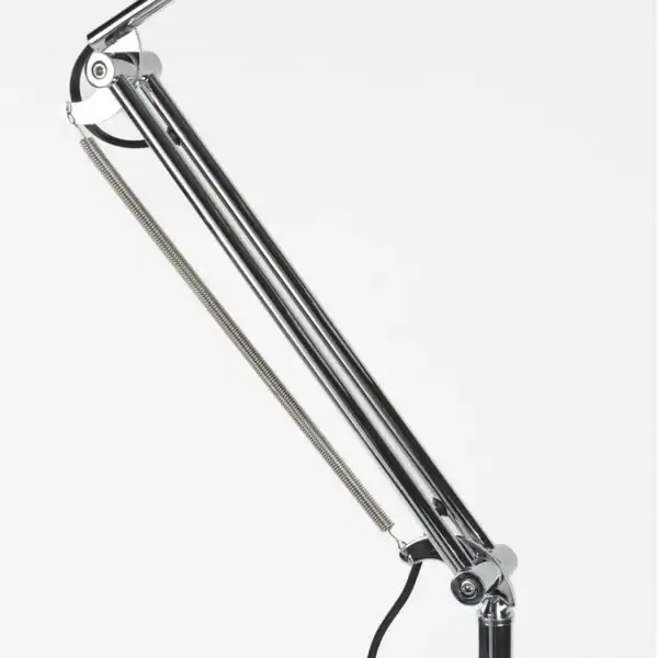 Närbild på den justerbara armen för Golvlampa READER i krom från Zuiver.