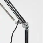 Detaljbild på den justerbara mekanismen för Golvlampa READER i krom från Zuiver.