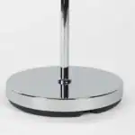 Golvlampa READER i krom från Zuiver med en stabil fot i polerad metall.