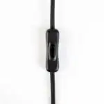 Närbild på strömbrytaren för Golvlampa READER i krom från Zuiver med svart kabel.