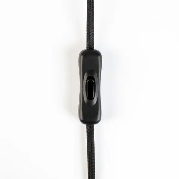 Närbild på strömbrytaren för Golvlampa READER i krom från Zuiver med svart kabel.