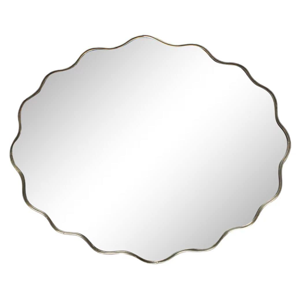 Liggande oval spegel med vågig kant i antik mässing, modell Jonna från Strömshaga, storlek 68 x 55 cm.