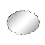 Liggande oval spegel med vågig kant i antik mässing från Strömshaga, modell Jonna, frilagd mot vit bakgrund.