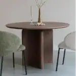Laurent matbord, perfekt för en elegant och stilren matplats.