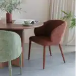 Matbord Laurent kombinerat med moderna stolar för en harmonisk känsla.