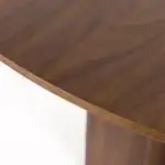 Detaljerad bild av bordsskivans kant på Laurent.