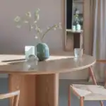 Närbild på bordsskivan på Laurent matbord i naturfärg. Slät yta med en mjuk, naturlig finish.