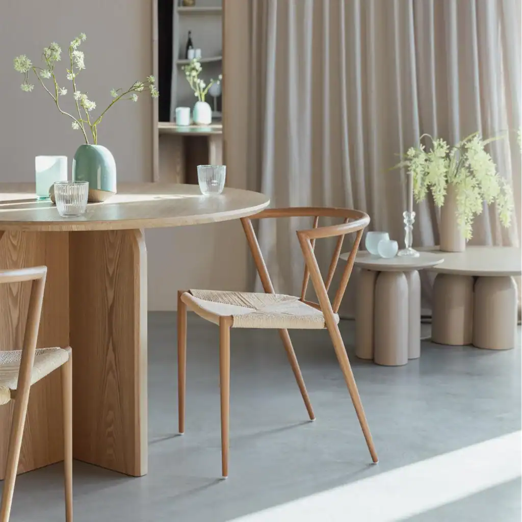 Korsformad bas i MDF på matbord Laurent, designad för maximal stabilitet och modern estetik.