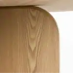 Matbord Laurent i naturfärg, sedd från sidan med en tydlig vy över den stilrena bordsskivan och den stabila korsformade basen.