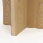 Närbild på bordsskivan av matbord Laurent, tillverkat i MDF med en vacker naturfinish.