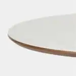 Närbild av matbord Almiras marmorinspirerade bordsskiva.