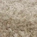 Närbild på den mjuka luggen på matta HAIRY i beige från Zuiver, som visar dess textur och täthet.
