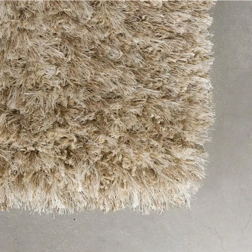 Hörn på matta HAIRY i beige från Zuiver, där den fluffiga kanten och detaljrikedomen syns tydligt.