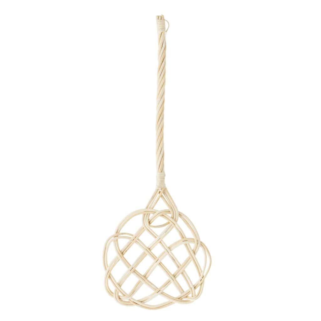 Handgjord mattpiska i rotting från Madam Stoltz – naturligt flätad för dammning av mattor och dekorativ förvaring