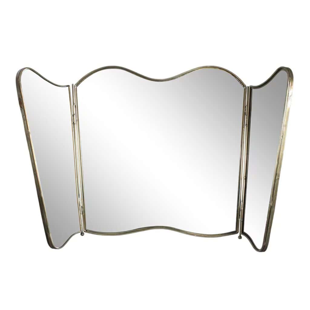Vikbar spegel i antik mässing med vågig kant och tredelad design från Strömshaga. Perfekt för en vintagekänsla i hemmet.