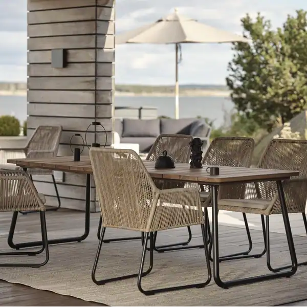 NOLLI trädgårdsbord från Brafab uppdukat för middag med utsikt över havet