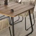 Närbild på teakskivan hos NOLLI trädgårdsbord från Brafab.