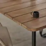 Runda hörn och släta ytor på NOLLI trädgårdsbord från Brafab.