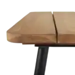 Närbild på teakträets vackra struktur hos NOLLI trädgårdsbord från Brafab