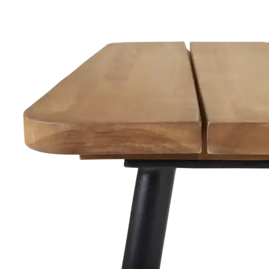 Närbild på teakträets vackra struktur hos NOLLI trädgårdsbord från Brafab