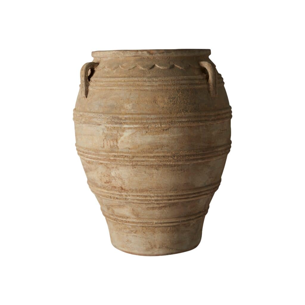 TALIA urna i antik terrakotta från Wikholm Form. Rustik och tidlös design, perfekt för både trädgård och inomhusmiljöer. Passar för både växter och dekorativa ändamål.