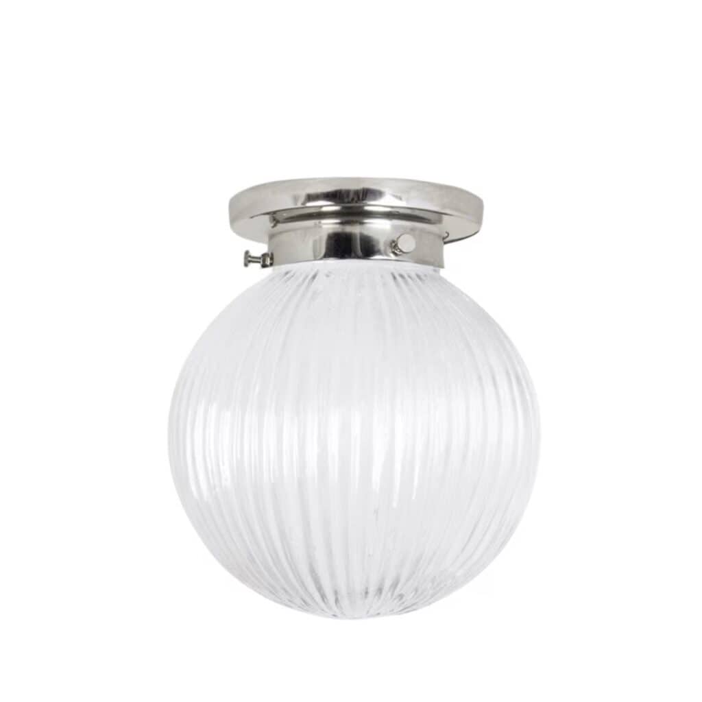 Badrumslampa i glas för tak från Strömshaga med rund räfflad glaskupa och blank nickelfot