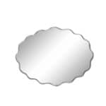 Liggande spegel i vågig form i silver, modell Jonna från Strömshaga – oval väggspegel i dekorativ stil.