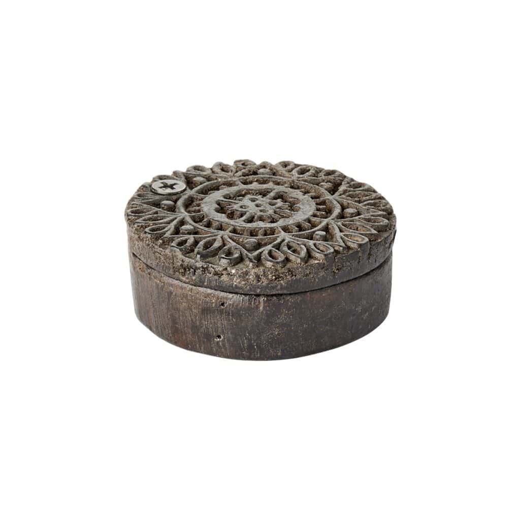 Ask TREASURE i trä med snidad ovansida och brunsvart patina från Affari of Sweden