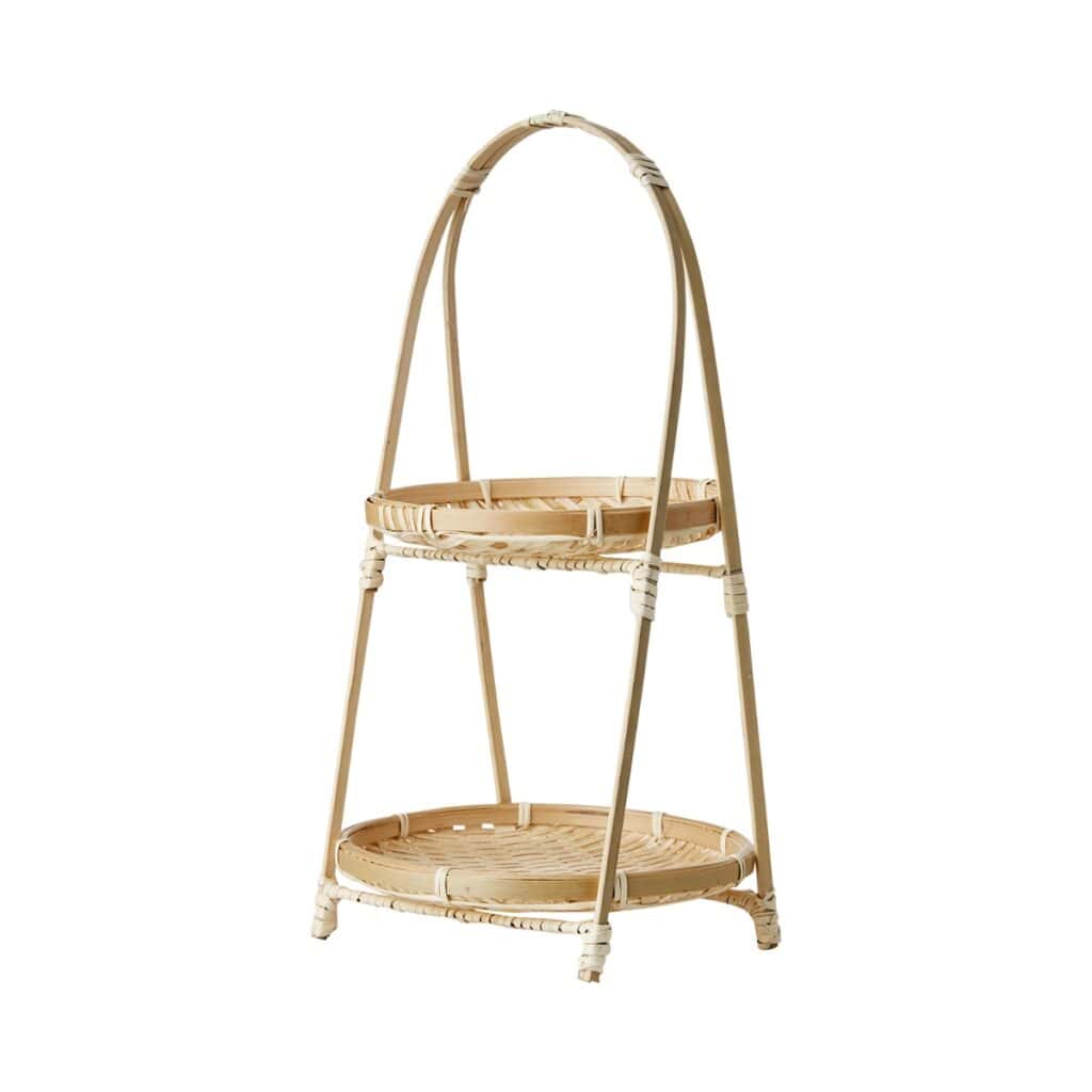 Brickor på ställning i bambu från Affari of Sweden – två våningar i naturfärgad flätning