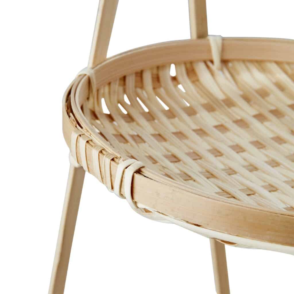 Närbild på flätad bricka i bambu från Affari of Sweden – modell SUNNY