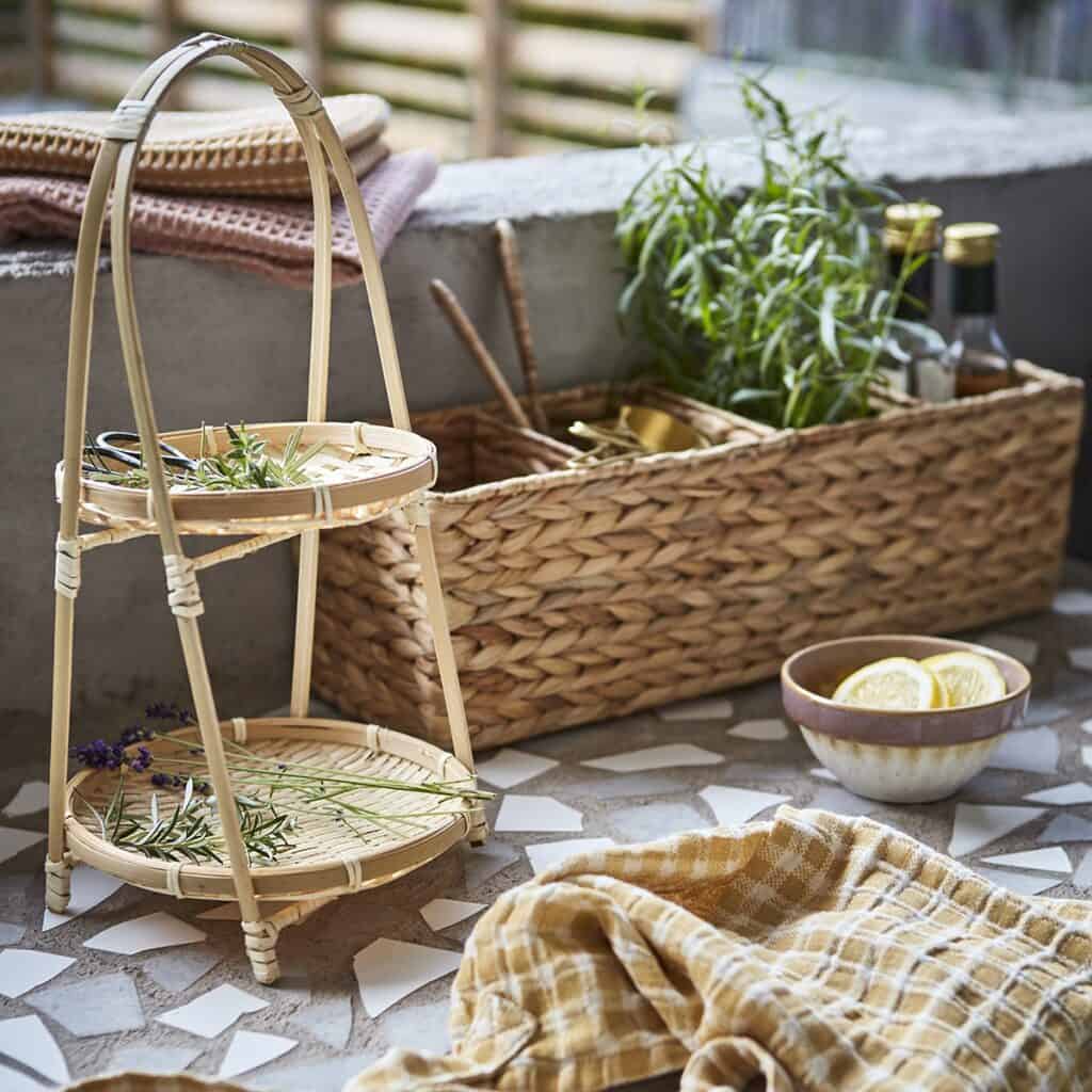 Brickor på ställning i bambu från Affari of Sweden – stylad med färska örter och köksdetaljer