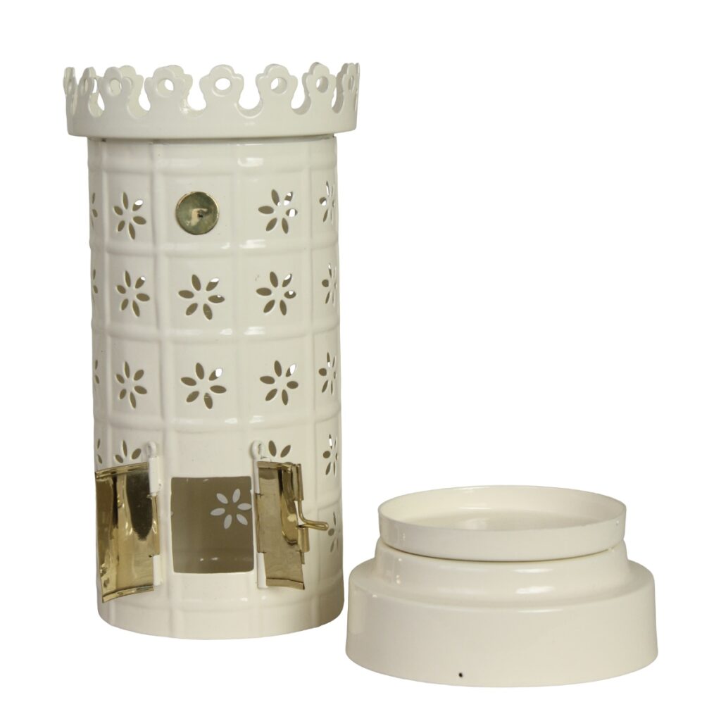 Vit ljuslykta i kakelugnsstil uppdelad i två delar, överdel och bas.